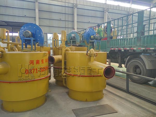 發(fā)往成都1.5×8m雞糞烘干機的裝貨現場