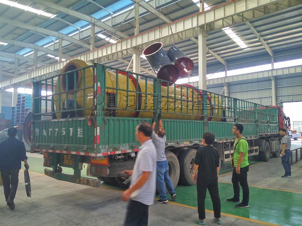 發(fā)往成都1.5×8m雞糞烘干機的裝貨現場